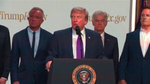 Donald Trump hablando sobre un acuerdo con Irán en una conferencia de prensa