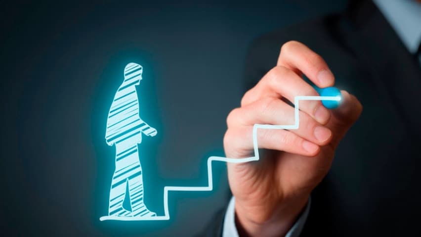 Mano dibujando un gráfico de crecimiento con una figura humana
