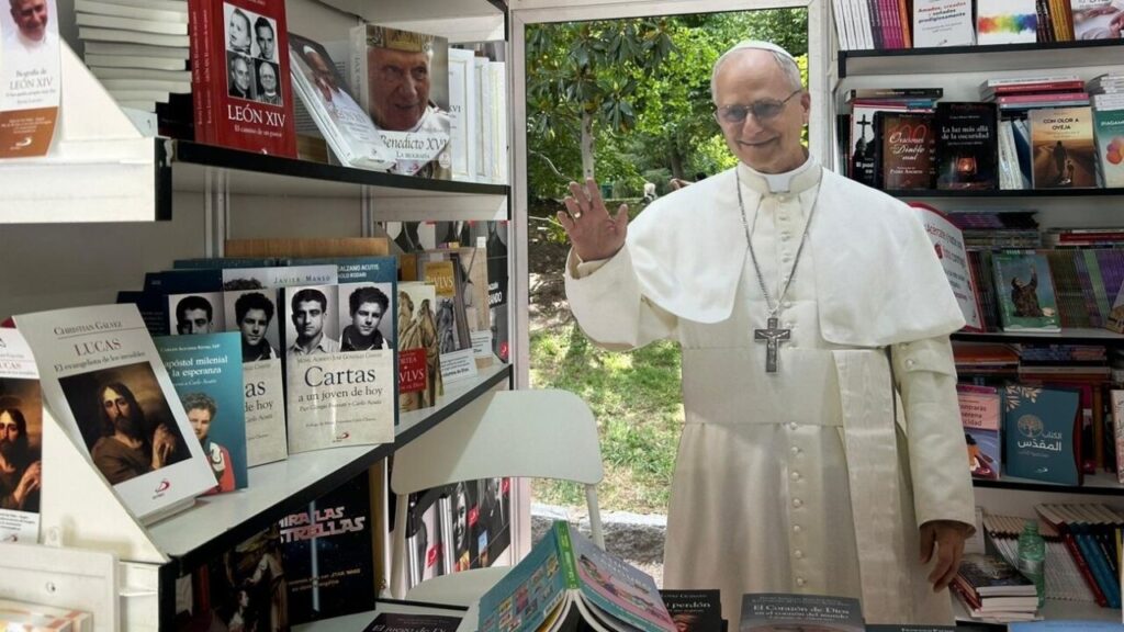 El Papa León XIV en la Feria del Libro de Madrid rodeado de libros religiosos.