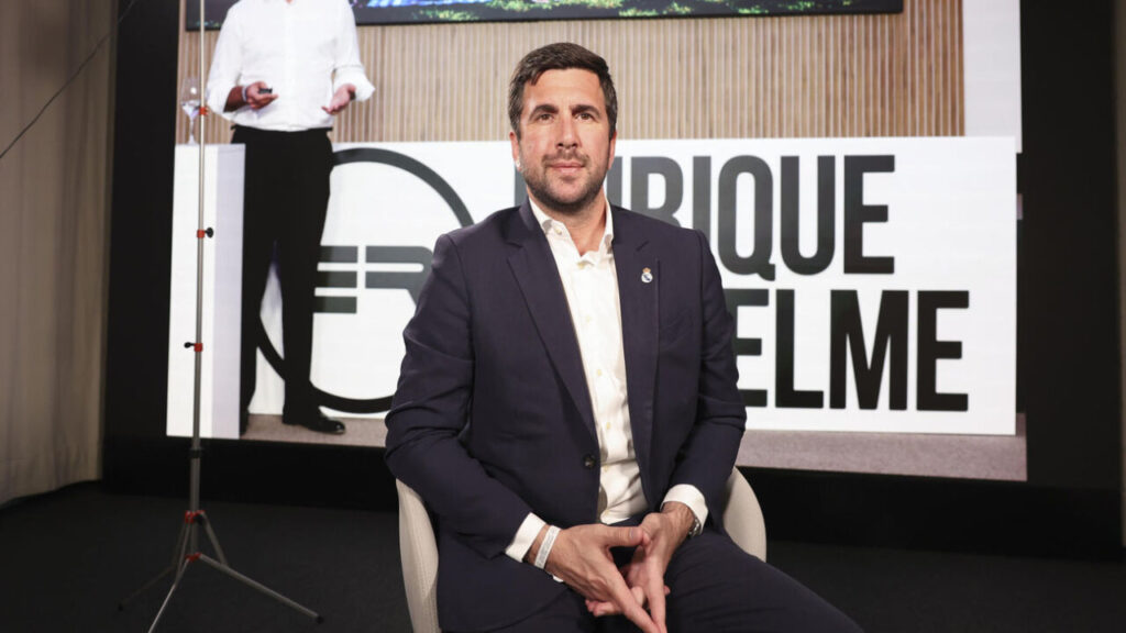 Enrique Riquelme sentado durante una entrevista sobre su candidatura