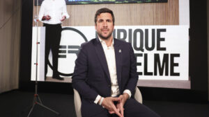 Enrique Riquelme sentado durante una entrevista sobre su candidatura