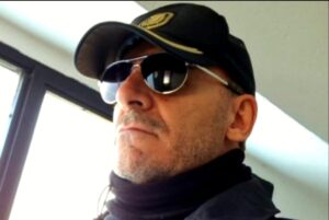 Ricardo Ferris, inspector jefe de la Policía Nacional con gafas de sol y gorra