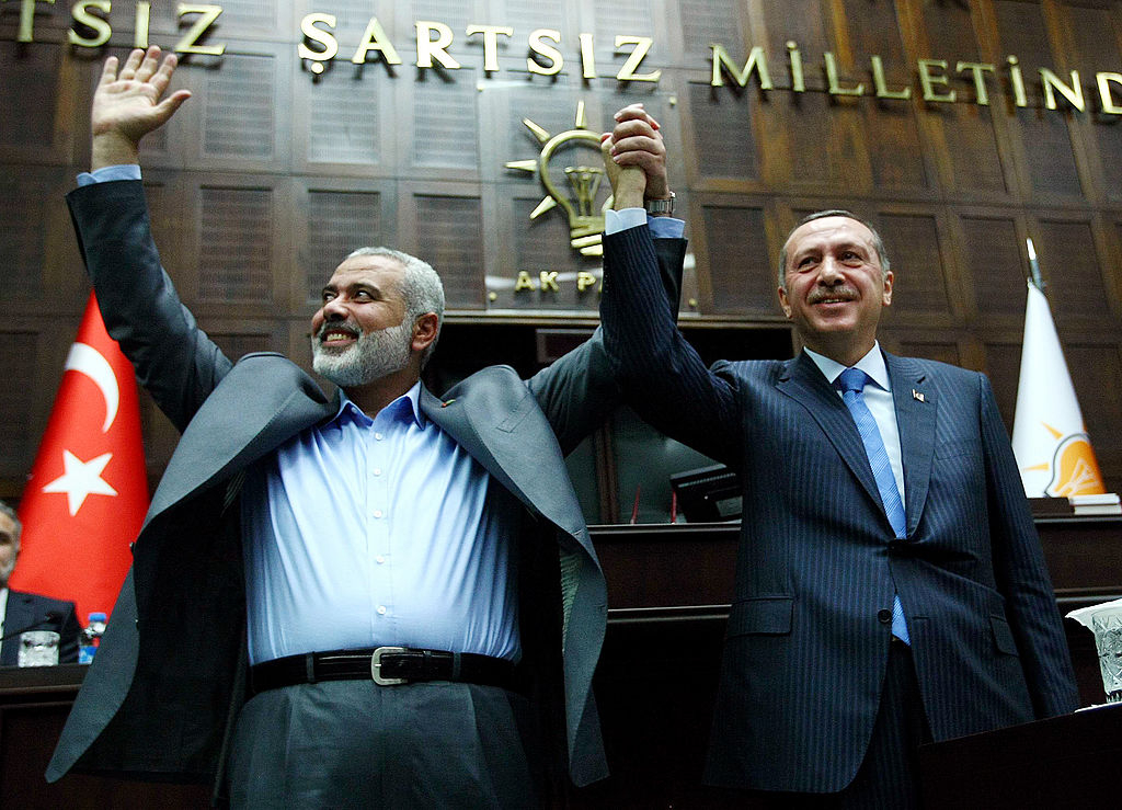 En la imagen: Erdogan (a la derecha) rinde homenaje al difunto líder de Hamás, Ismaíl Haniyeh, en el Parlamento de Ankara el 3 de enero de 2012. (Adem Altan/AFP vía Getty Images).