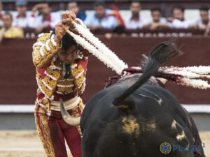Ismael Martín ejecutando un tercio de banderillas en Las Ventas