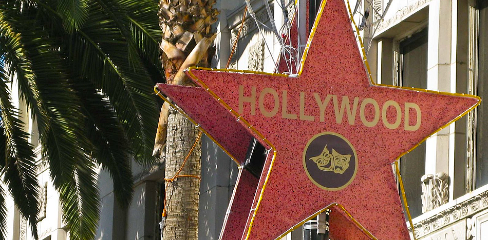 Estrella de Hollywood en el Paseo de la Fama con palmeras al fondo
