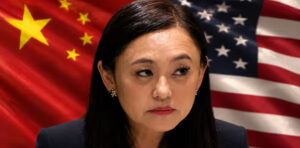Eileen Wang, exalcaldesa de Arcadia, frente a banderas de China y Estados Unidos.