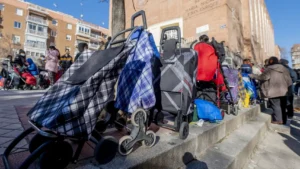 Carritos de la compra en una fila en un entorno urbano