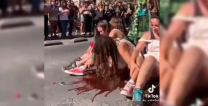 Grupo de mujeres en una manifestación con un ambiente tenso y polémico.