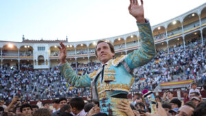 Román celebrando en la plaza de toros tras cortar dos orejas.