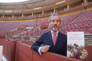 El abogado Francisco Gordón con su libro sobre curiosidades de la tauromaquia.