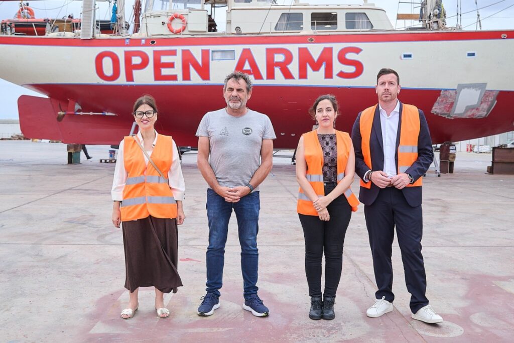 La ministra de Juventud e Infancia, Sira Rego (i), acompañada del fundador y director de Open Arms, Oscar Camps.