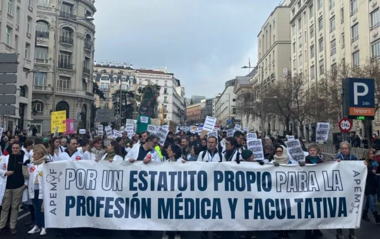 Manifestación de médicos en España exigiendo un nuevo estatuto