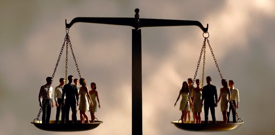 Personas en una balanza simbolizando igualdad y justicia social