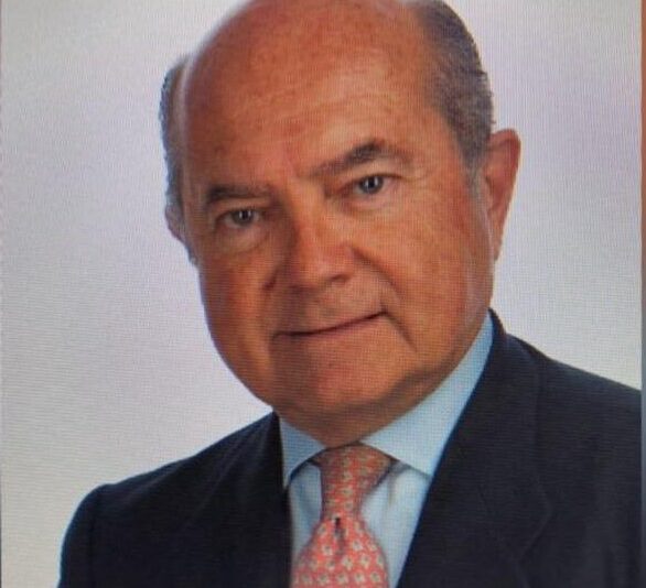 Retrato de un hombre con chaqueta y corbata, expresión seria.
