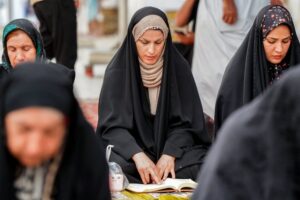Mujeres musulmanas leyendo en un entorno religioso