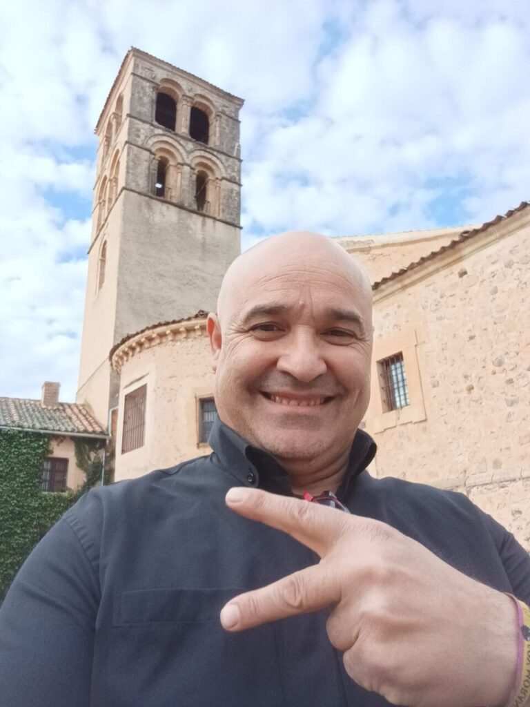 Jesús García de Mingo sonriente frente a un edificio histórico