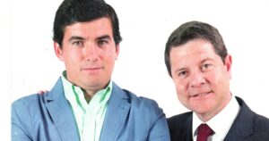 Jesús Mayoral, a la izquierda, y el presidente de Castilla La Mancha, Emiliano García-Page (d).