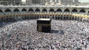 Multitud de personas alrededor de la Kaaba en Meca durante la peregrinación.