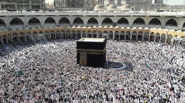 Multitud de personas alrededor de la Kaaba en Meca durante la peregrinación.