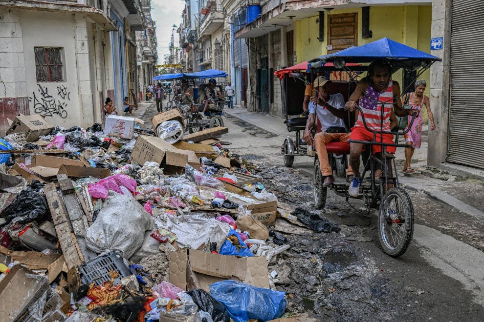 Las personas conviven con montones de basura en medio de la ciudad de La Habana (Archivo)