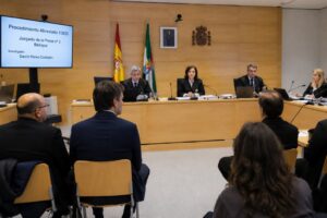 Reunión de jueces en un juzgado discutiendo sobre la justicia independiente