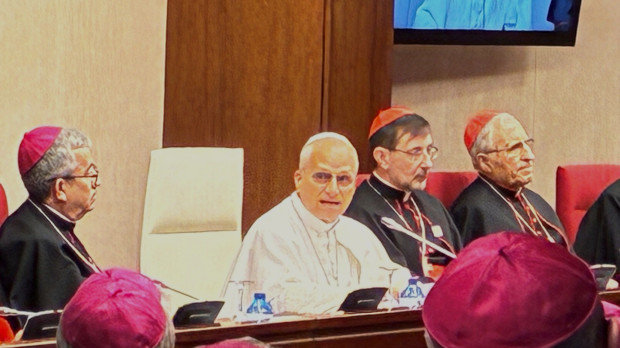 El papa León XIV hablando con obispos en una reunión sobre abusos en la Iglesia.