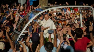 El Papa León XIV saluda a jóvenes en un evento multitudinario