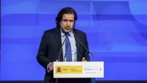 Luis Arroyo hablando en un evento oficial sobre joyas y disculpas