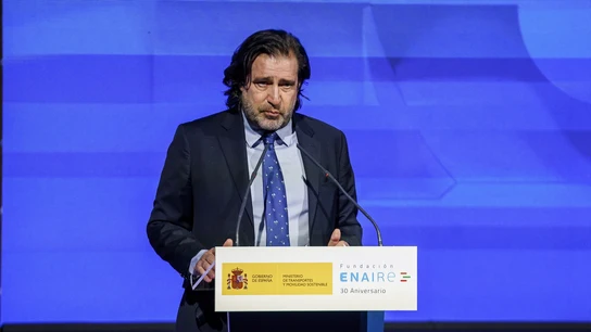 Luis Arroyo hablando en un evento oficial sobre joyas y disculpas