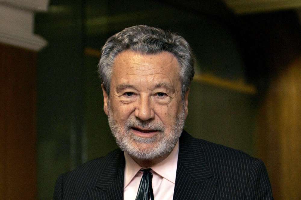 Retrato de Luis del Val en un entorno profesional