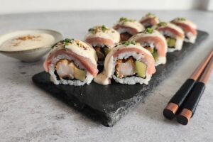 Maki acevichado con atún, langostinos y aguacate en plato