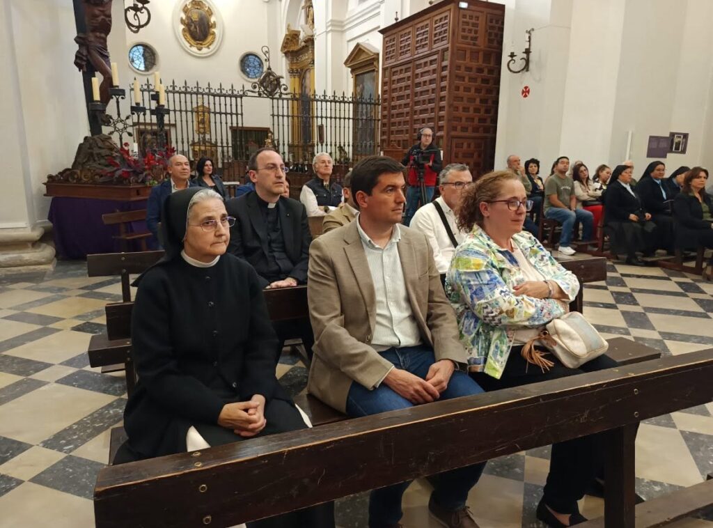 Asistentes a misa en Casarrubios, con alcalde y religiosos presentes.