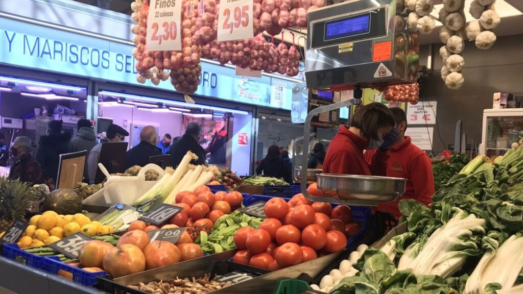 Puesto de mercado con frutas y verduras frescas en exhibición