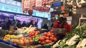 Puesto de mercado con frutas y verduras frescas en exhibición