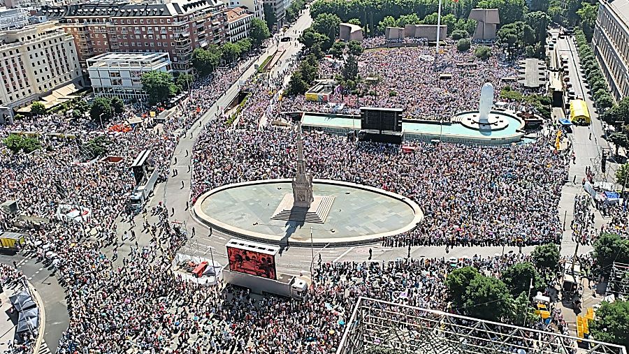 Multitud de personas en la misa del Papa en la plaza de Cibeles