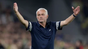 José Mourinho levantando las manos durante un partido de fútbol