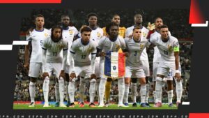 Equipo de fútbol de Francia posando con una bandera en un partido