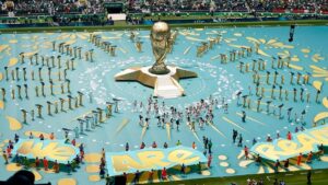 Ceremonia de inauguración del Mundial en el Estadio Azteca con el trofeo