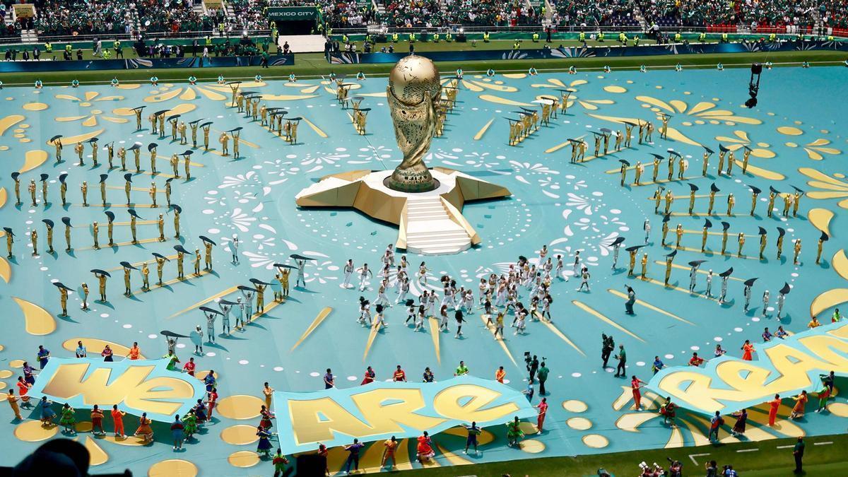 Ceremonia de inauguración del Mundial en el Estadio Azteca con el trofeo