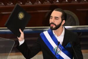 El presidente Nayib Bukele sosteniendo un documento en un evento político