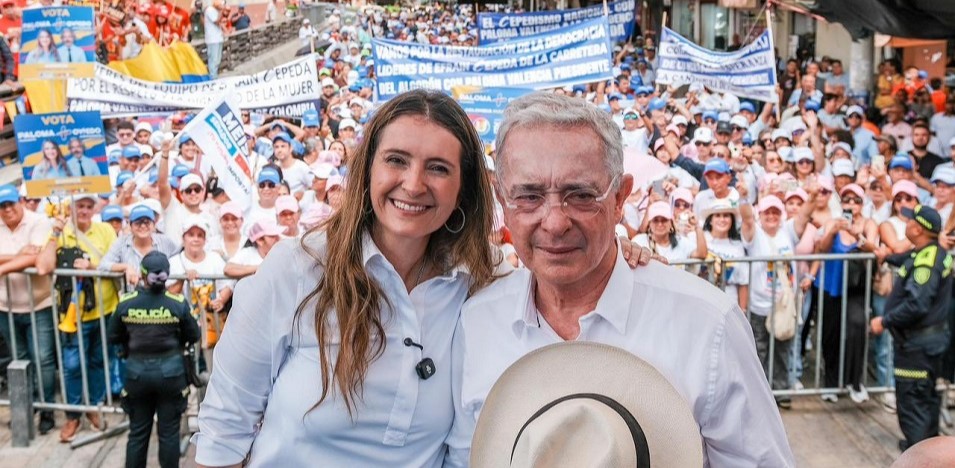 Paloma Valencia y Álvaro Uribe en un evento de campaña presidencial