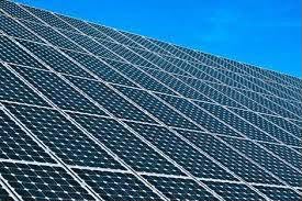 Vista de paneles solares instalados en un techo bajo el sol