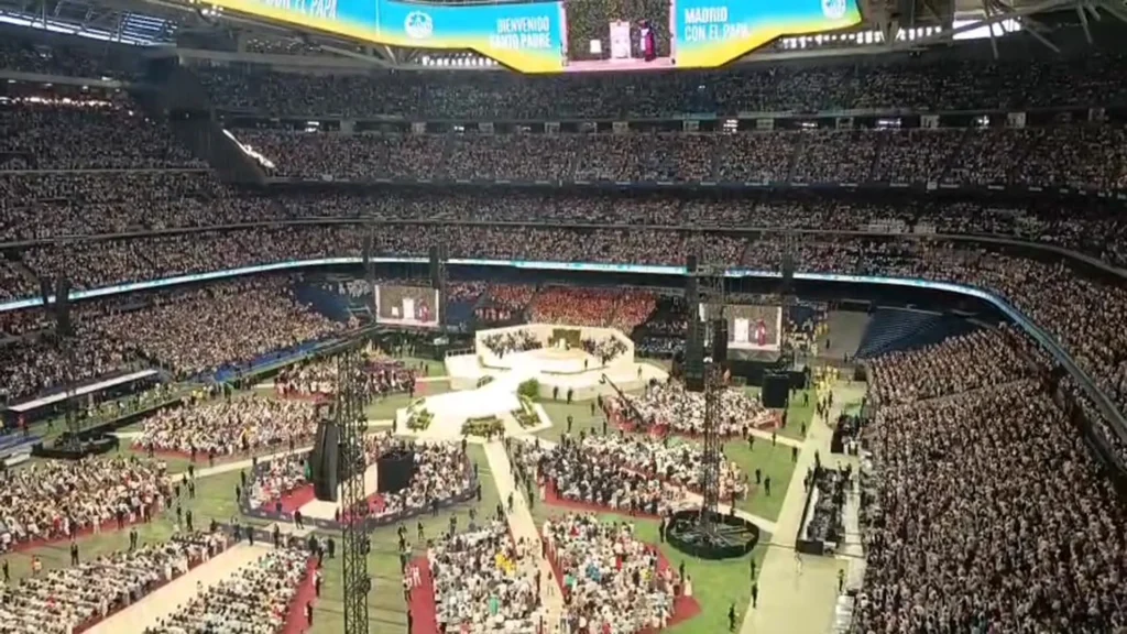 El Papa León XIV en el estadio Santiago Bernabéu durante un evento religioso