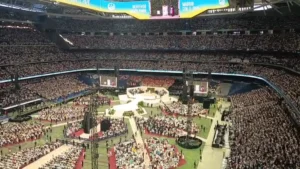 El Papa León XIV en el estadio Santiago Bernabéu durante un evento religioso