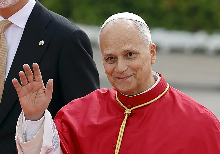 El Papa León XIV saludando durante su llegada a España