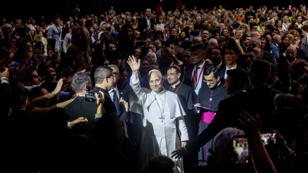 El Papa León XIV saluda a la multitud en el Movistar Arena de Madrid.