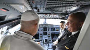 El Papa León XIV en la cabina de un avión durante su viaje apostólico a España.