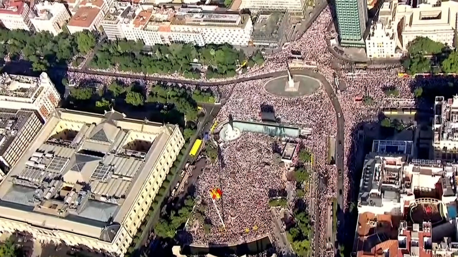 Vista aérea de la Plaza Colón llena de personas durante un evento masivo en Madrid