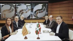 Reunión de líderes del PNV y Junts apoyando a Sánchez en un contexto de corrupción