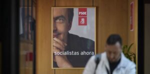 Cartel del PSOE con un mensaje político en un entorno de oficina
